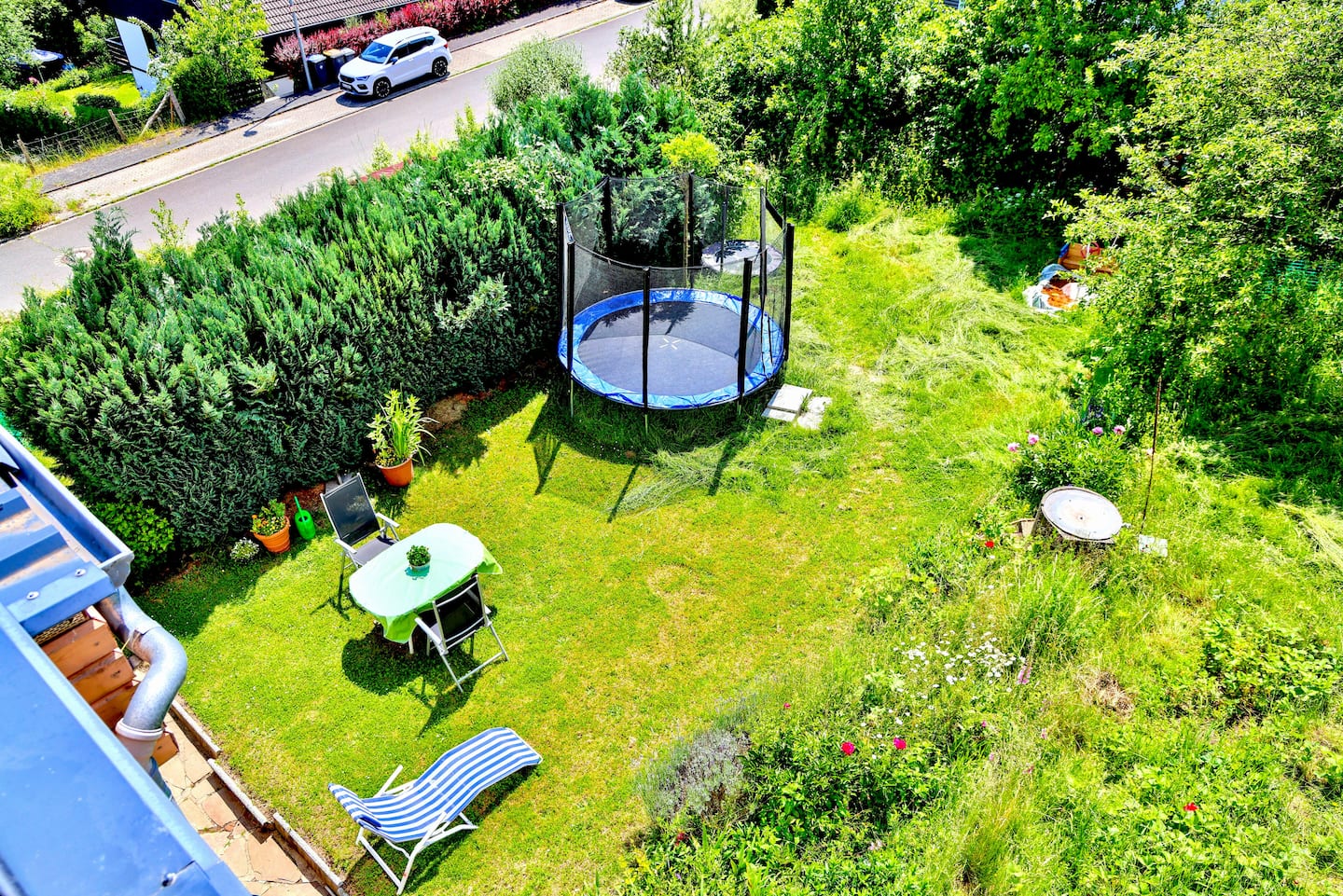 Garten mit Liegefläche und Trampolin