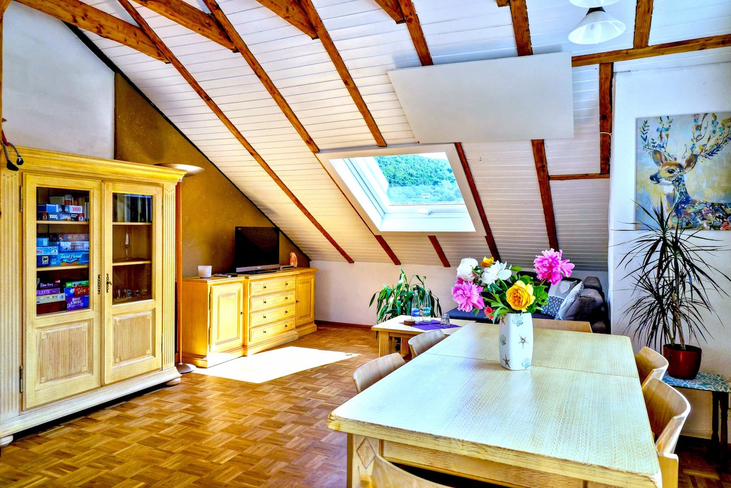 Wohnzimmer mit Essplatz und Sofaecke