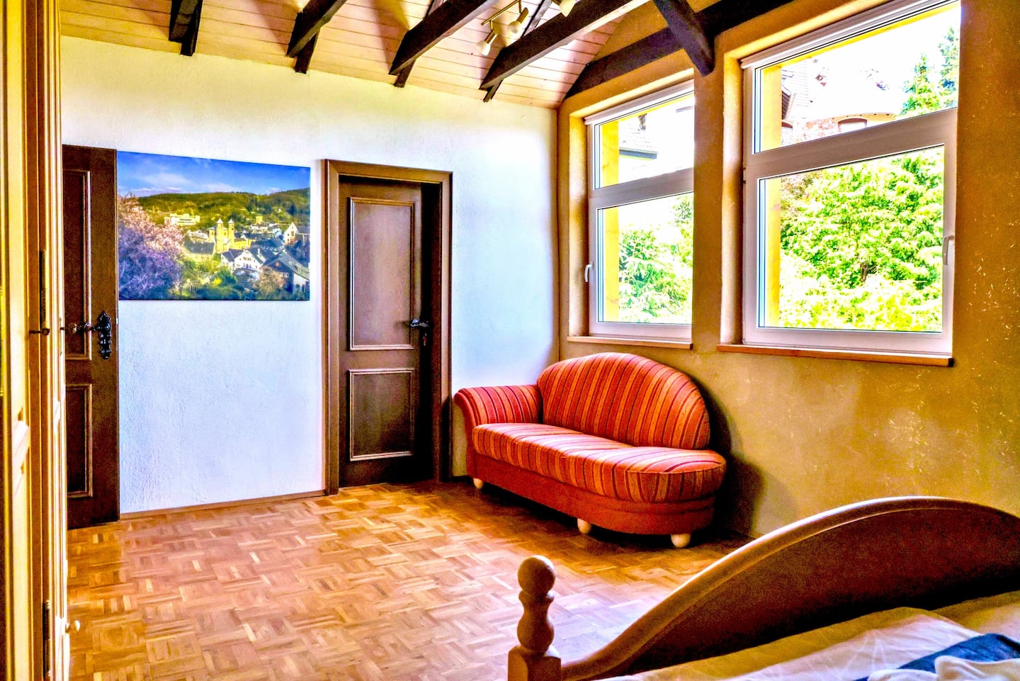 Helles Schlafzimmer mit Sitzecke