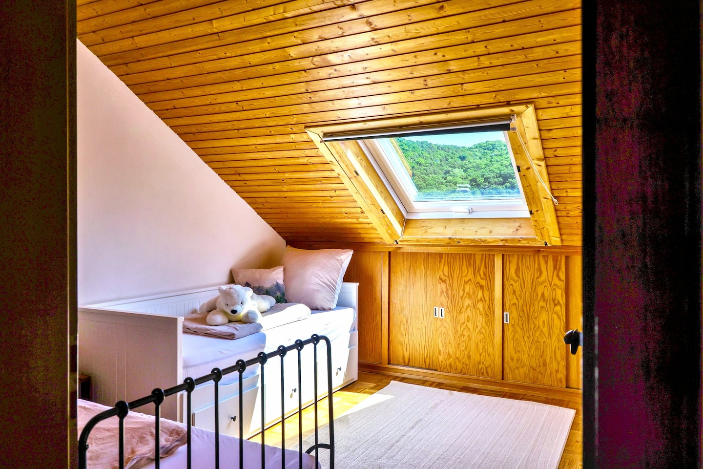 Zweites Schlafzimmer mit Stauraum