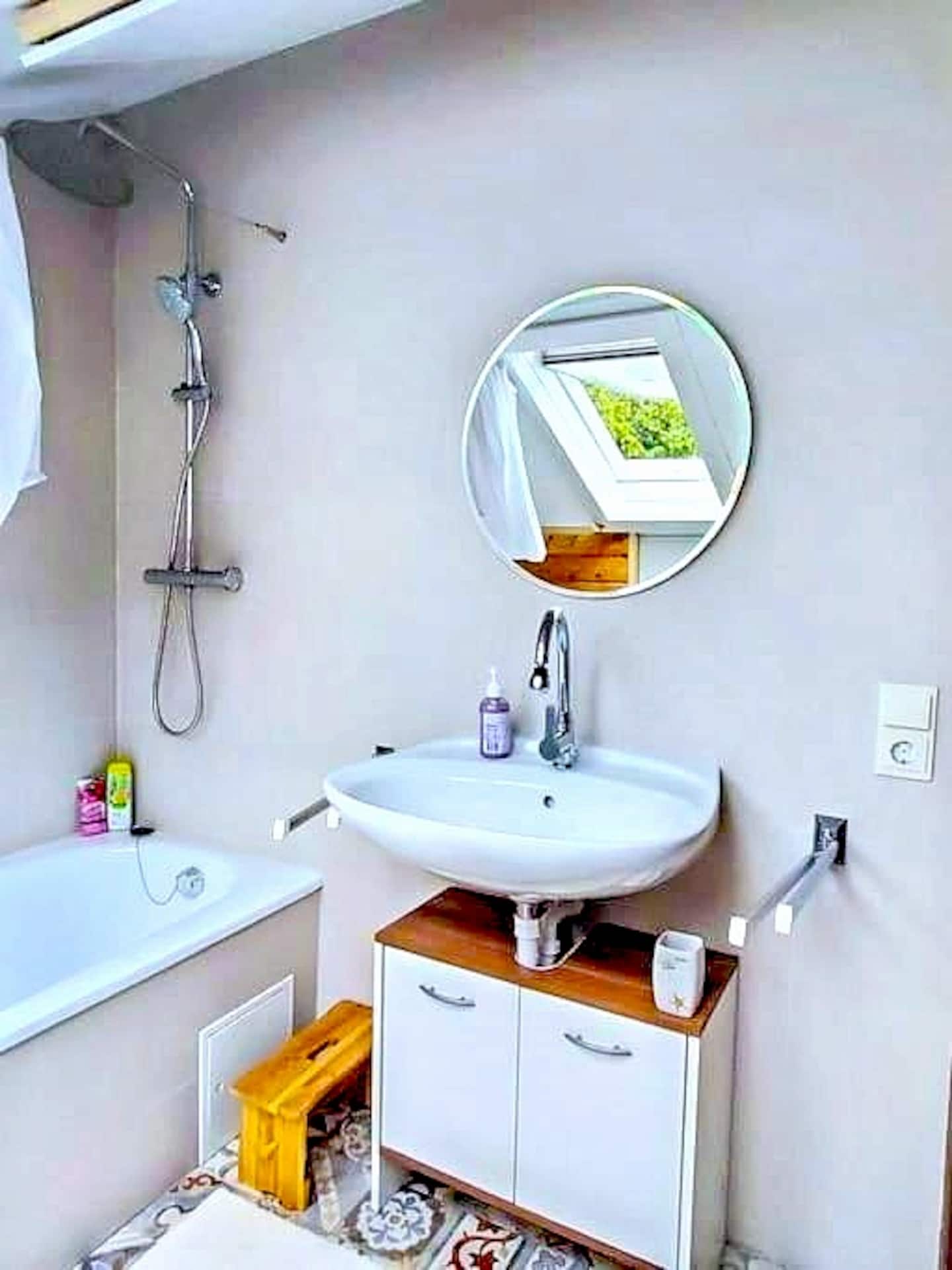 Helles Badezimmer