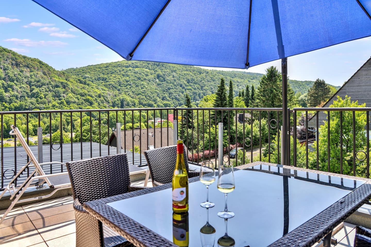 Terrasse der Ferienwohnung Rehberge mit Blick auf die bewaldeten Eifelhöhen