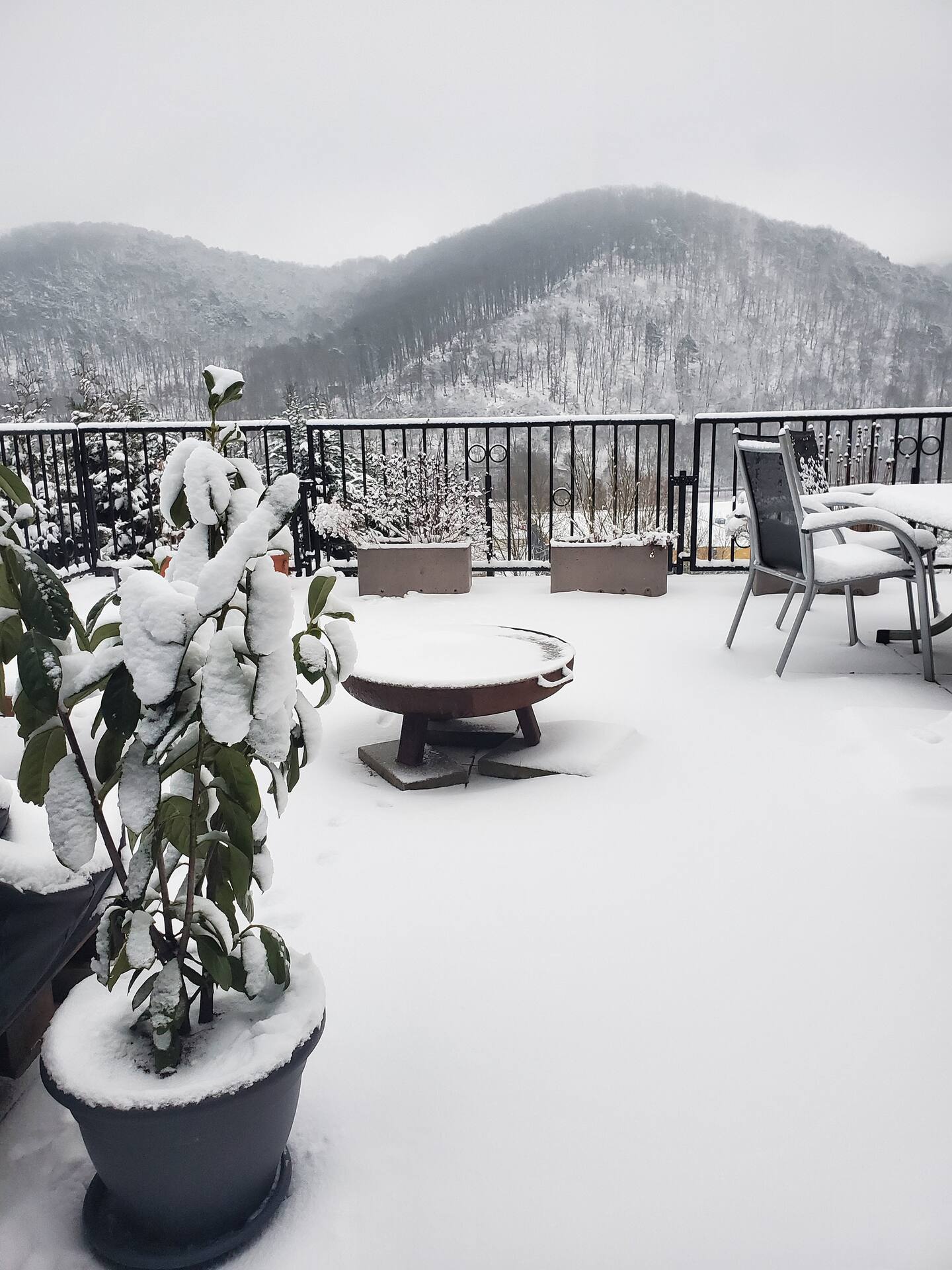 Verschneite Terrasse mit Blick auf die Eifelhöhen